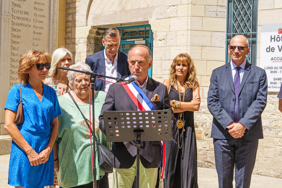 Rassemblement à l'appel de AMF à Draguignan devant l'hôtel de Ville