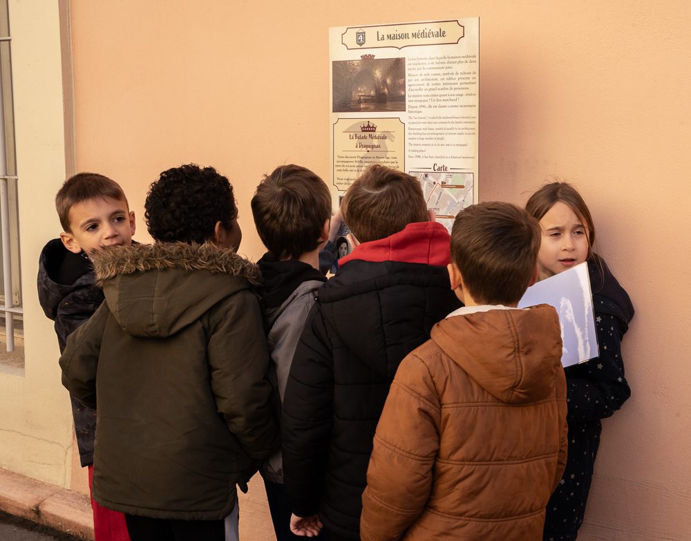 balade des enfants dans la ville de Draguignan